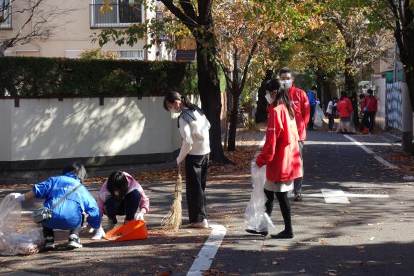 桜並木落葉掃き②