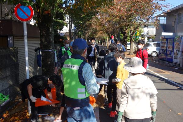 桜並木落葉掃き①