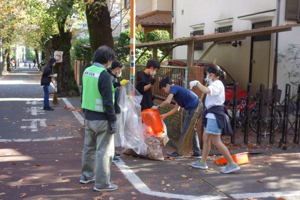 桜並木落葉掃き③