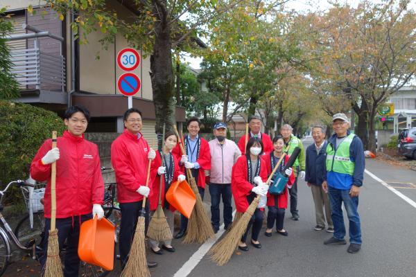 桜並木落葉掃き（写真①）