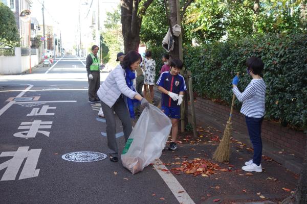 桜並木落葉掃き（写真②）