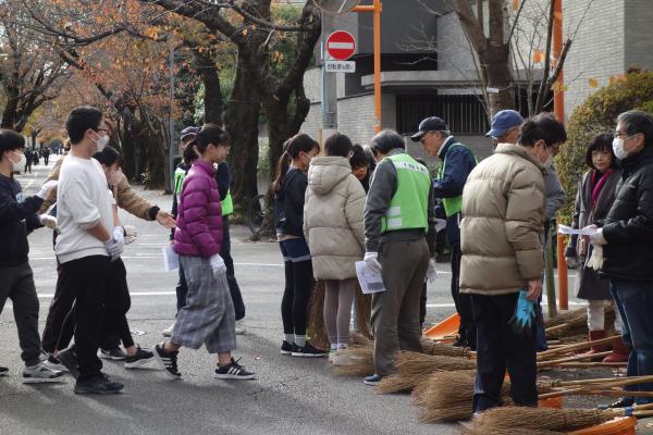 桜並木落葉掃き（写真③）